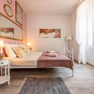 Apartman Old Romantic 4 With Free Private Parking, Pula